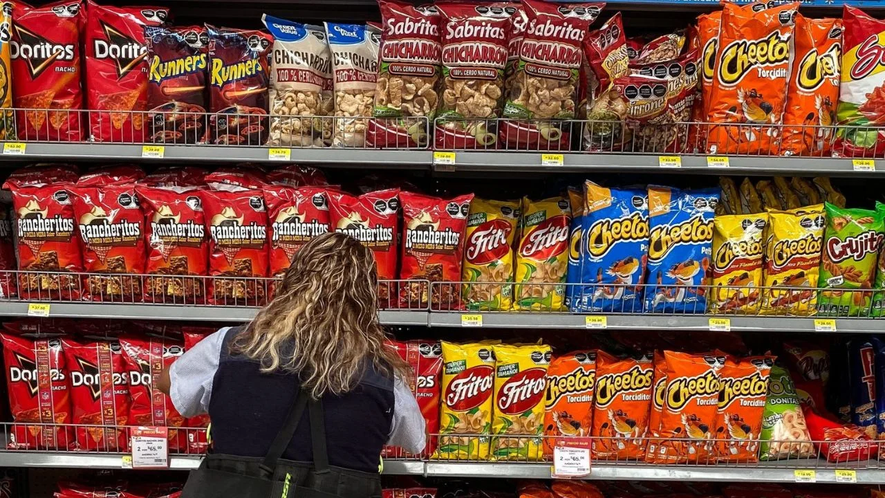 Profeco alerta por sobrecalentamiento en Nissan Magnite y analiza contenido de papas fritas; IMSS recomienda agua mineral