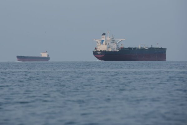 EE.UU. ataca barco en Ormuz mientras Irán alterna apertura y cierre del estrecho