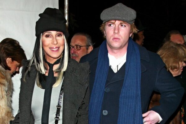 Cher solicita tutela legal sobre las finanzas de su hijo Elijah Blue Allman por adicción y deterioro de salud mental