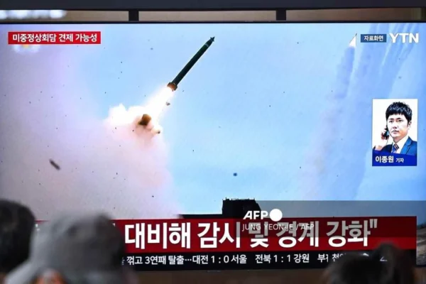 Corea del Norte lanza misiles balísticos hacia el Mar de Japón desde Sinpo
