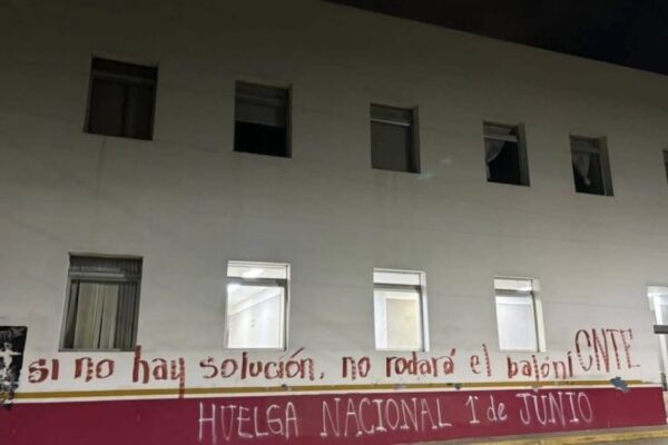Vandalizan sede de Morena en Oaxaca con mensajes de apoyo a la CNTE