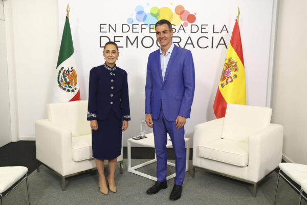 Sheinbaum y Sánchez se reúnen en Barcelona; la presidenta mexicana descarta crisis diplomática con España