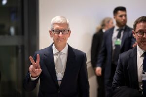 John Ternus sucede a Tim Cook como CEO de Apple; Cook pasa a presidente ejecutivo