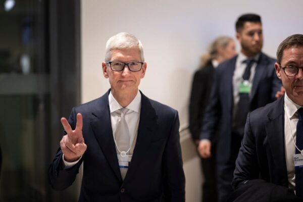 John Ternus sucede a Tim Cook como CEO de Apple; Cook pasa a presidente ejecutivo