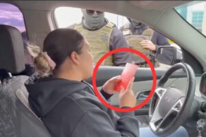Conductora evita detención de ICE al leer ‘tarjeta roja’ con derechos constitucionales