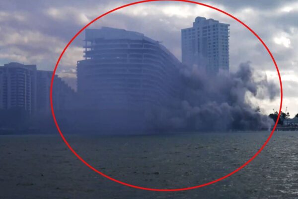Demuelen por implosión el hotel Mandarin Oriental de Miami para dar paso a complejo de mil mdd