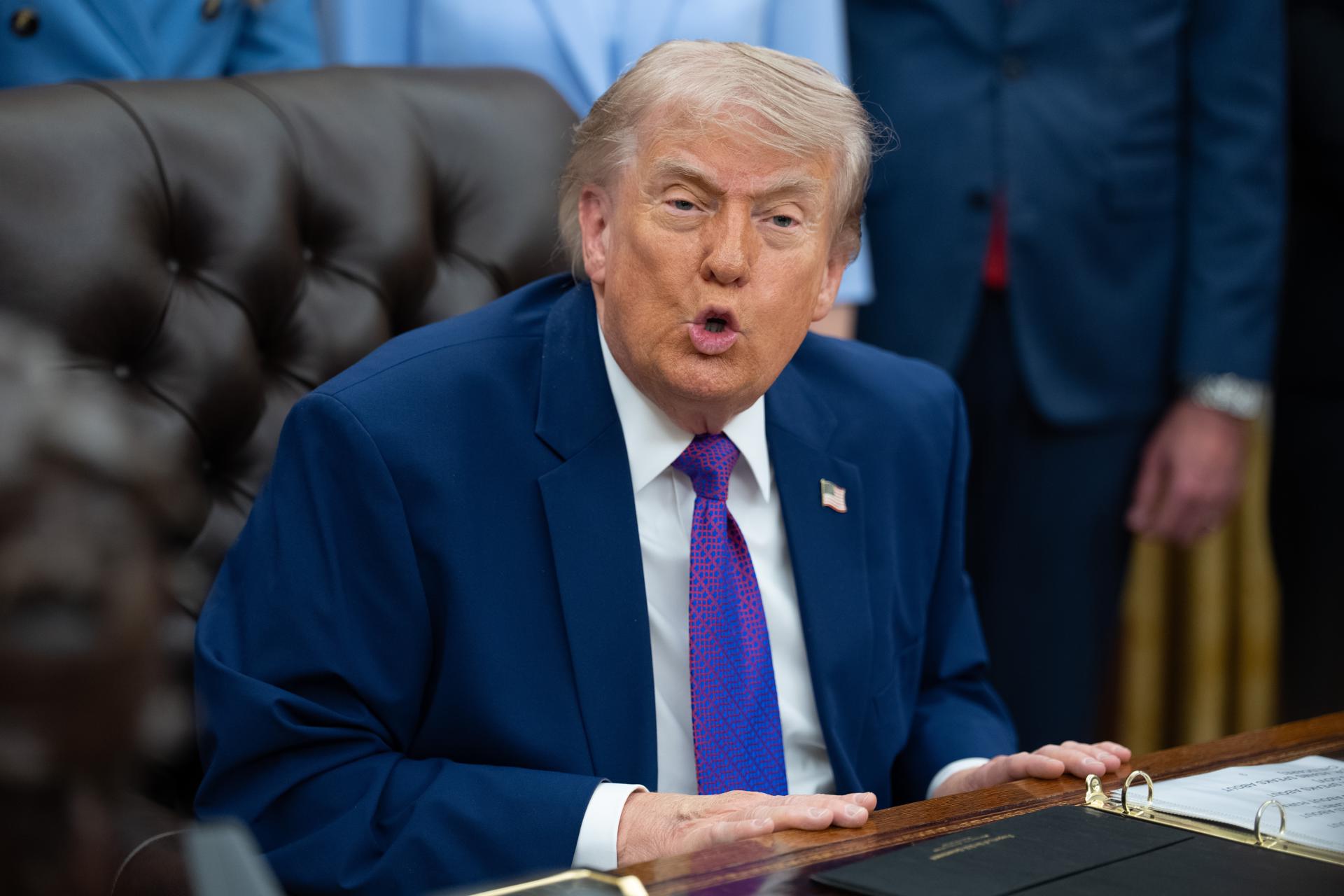 Funcionarios del Tesoro de EE.UU. presionan para crear billetes de 250 dólares con imagen de Trump