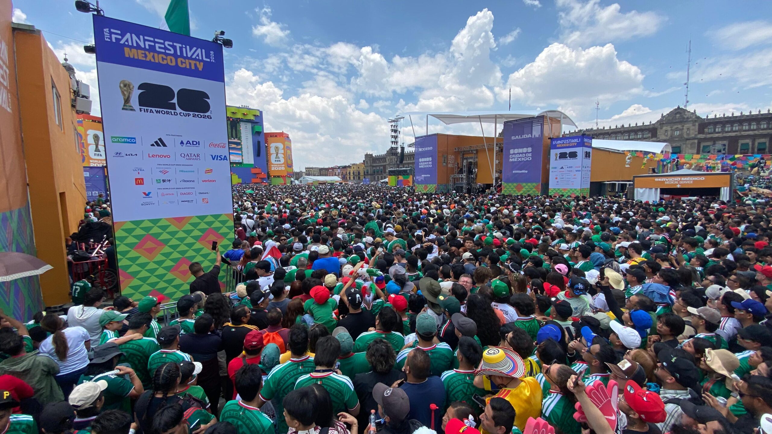 FIFA investiga espionaje con dron y sanciona a aficionado por gesto racista previo a México-Corea del Sur