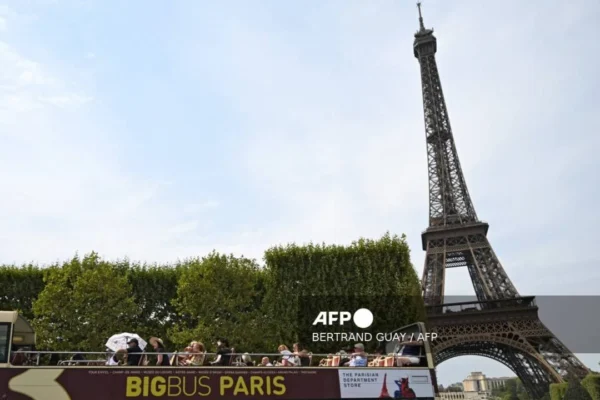 Torre Eiffel y Louvre adelantan cierre por ola de calor en Francia
