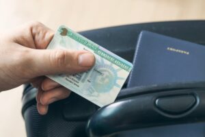 Endurecimiento de políticas migratorias de Trump obliga a tramitar Green Card fuera de EE.UU. y reduce cruces irregulares