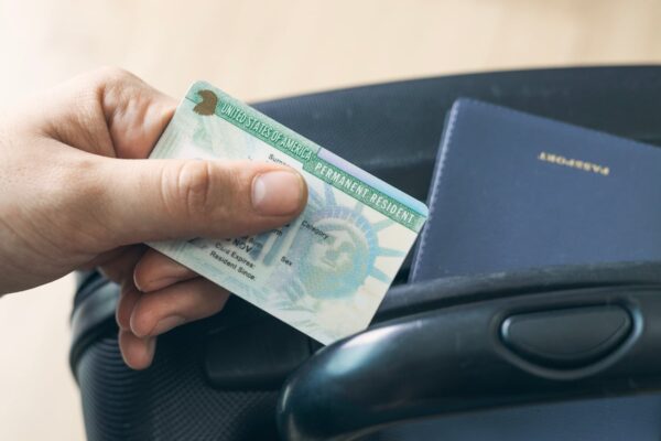 Endurecimiento de políticas migratorias de Trump obliga a tramitar Green Card fuera de EE.UU. y reduce cruces irregulares
