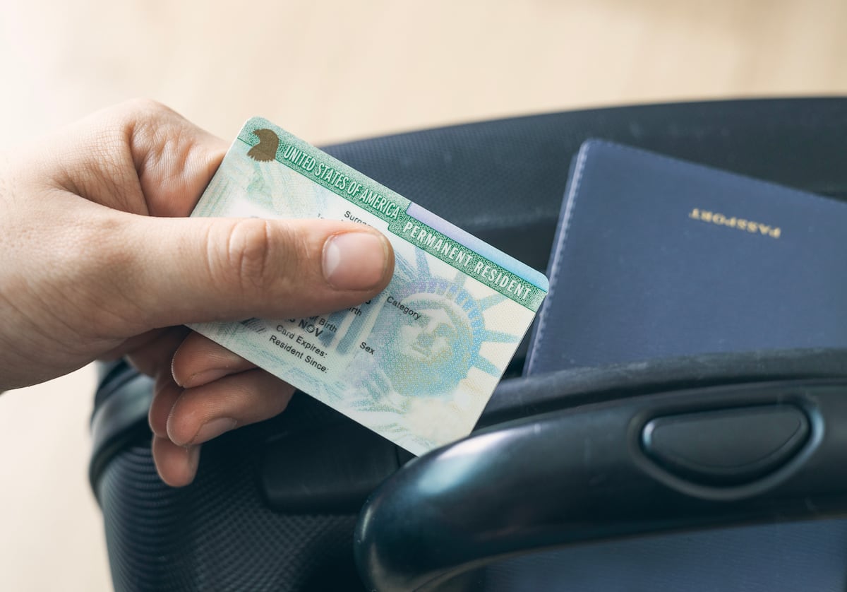 Endurecimiento de políticas migratorias de Trump obliga a tramitar Green Card fuera de EE.UU. y reduce cruces irregulares