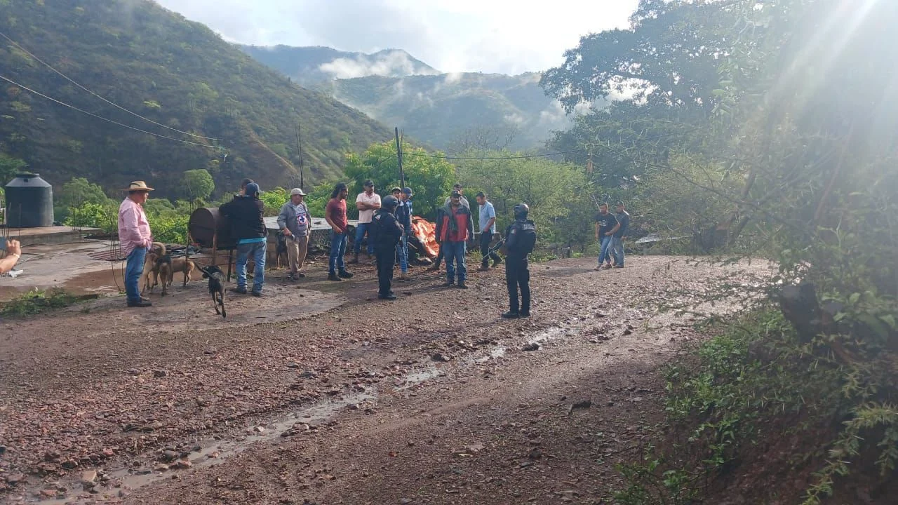 Habitantes de ejido en Coyuca de Catalán se atrincheran ante avance de La Familia Michoacana