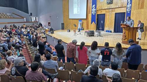 Homenajean a Francisco Bravo por 41 años de labor docente y sindical