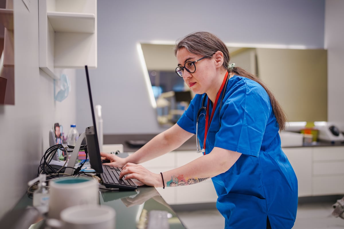 Estudio advierte que modelos de IA médica pueden filtrar datos sensibles de pacientes, con mayor riesgo para minorías