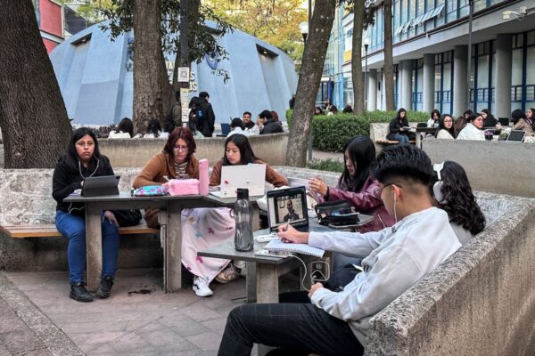 México duplica el acceso a internet en hogares en una década, según INEGI