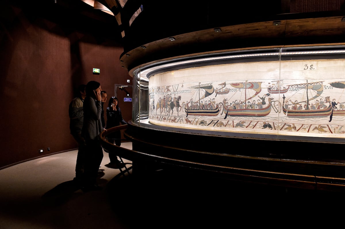 Francia prepara traslado de alto riesgo del tapiz de Bayeux al British Museum