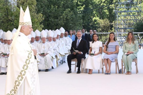 León XIV oficia primera misa en España ante 1.2 millones de personas; Rey Felipe VI exige reparación por abusos
