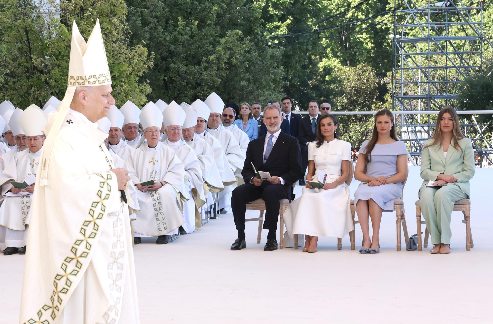 León XIV oficia primera misa en España ante 1.2 millones de personas; Rey Felipe VI exige reparación por abusos