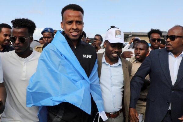 Árbitro somalí vetado por EE.UU. es recibido como héroe en Mogadiscio; ONU pide revisar políticas migratorias