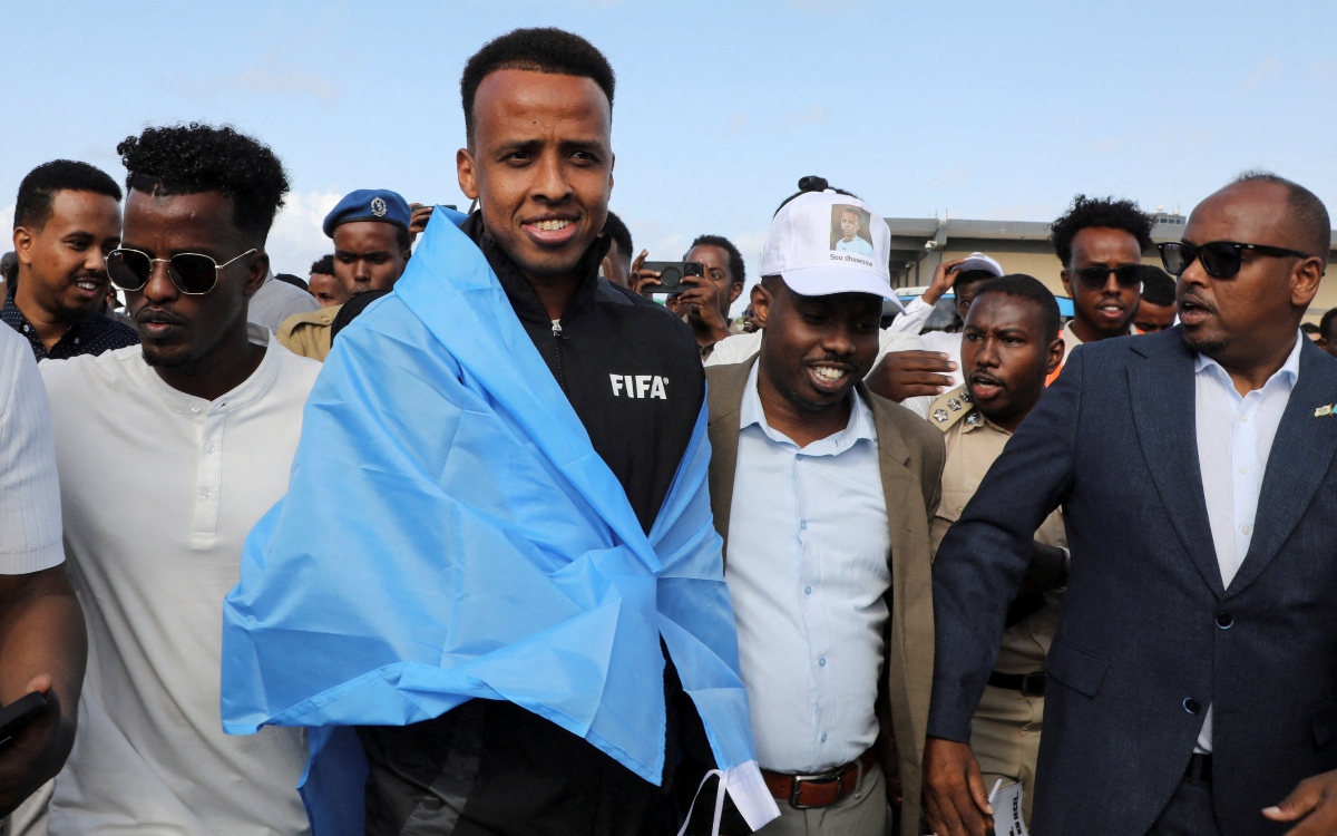 Árbitro somalí vetado por EE.UU. es recibido como héroe en Mogadiscio; ONU pide revisar políticas migratorias