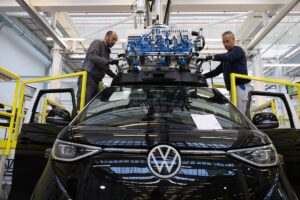 Volkswagen planea recortar 100,000 empleos y cerrar cuatro plantas en Alemania