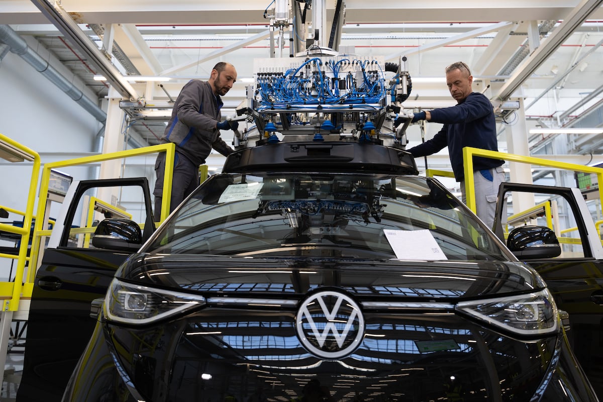 Volkswagen planea recortar 100,000 empleos y cerrar cuatro plantas en Alemania