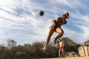 Arqueólogo de Teotihuacán señala que mural muestra juego de pelota con el pie