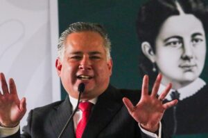 Santiago Nieto registra aspiración en Querétaro en línea y responde a críticas por viajes