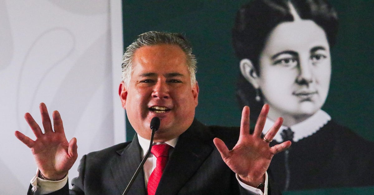 Santiago Nieto registra aspiración en Querétaro en línea y responde a críticas por viajes