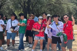 Aficionados abarrotan FIFA Fan Fest en Monterrey pese a altas temperaturas