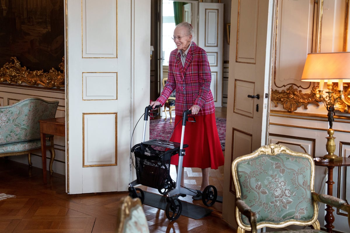 Reina Margarita de Dinamarca reaparece en público con andador