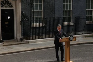 Keir Starmer renuncia al liderazgo laborista; Andy Burnham, favorito para sucederlo sin elecciones generales