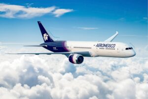 Acuerdo entre Aeroméxico y ASSA evita huelga de sobrecargos; aprueban aumento salarial de 4.16%