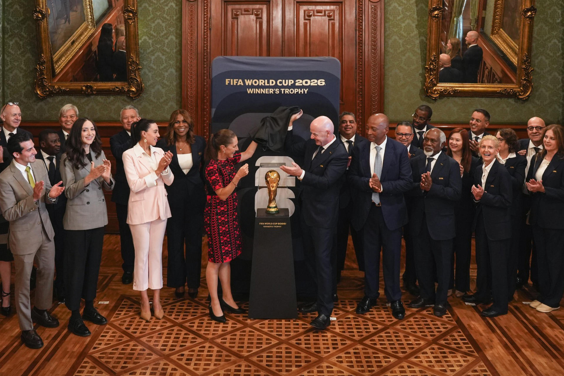 Sheinbaum recibe a Infantino en víspera del Mundial; FIFA proyecta récord de asistencia