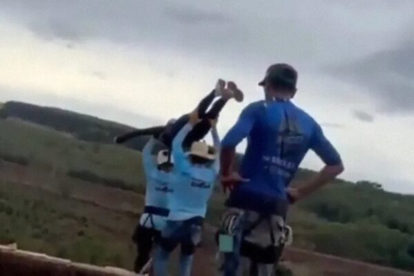Encarcelan a tres operarios tras lanzar a mujer sin sujeción en salto de bungee en Brasil