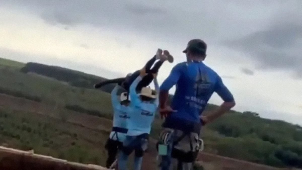 Encarcelan a tres operarios tras lanzar a mujer sin sujeción en salto de bungee en Brasil