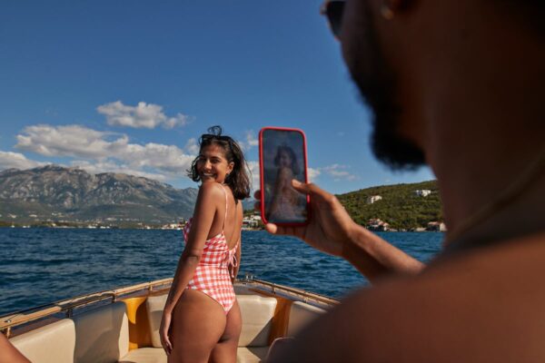 La ostentación digital fascina y repele: expertos analizan la contradicción en redes sociales