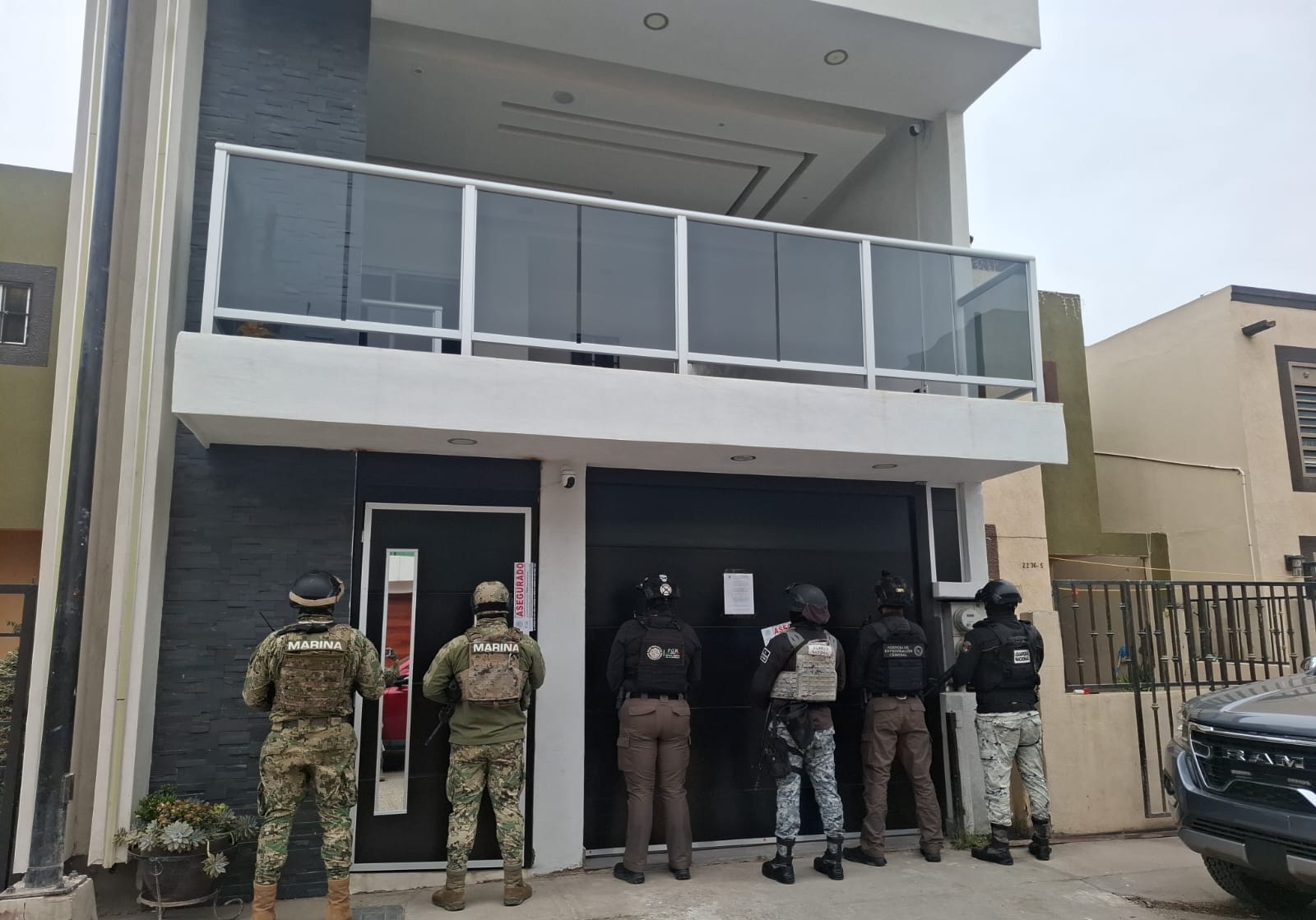 Desmantelan hangar y aseguran avioneta con cocaína en Valle de Mexicali; FGR incinera 300 kg de droga en Edomex