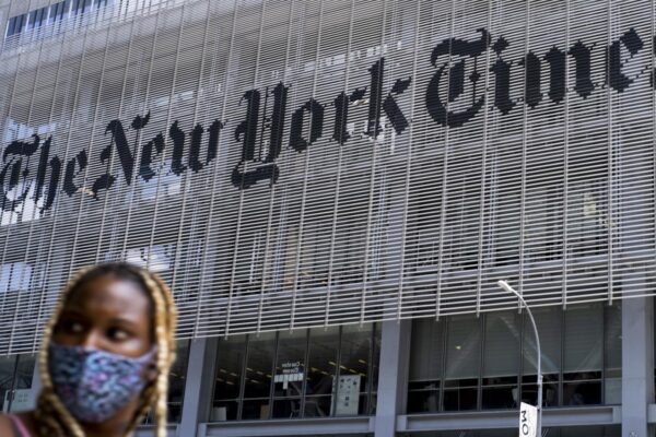 Editor de The New York Times acusa a empresas de IA de ‘robo descarado’ de contenidos