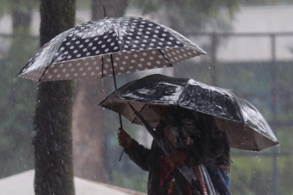 Protección Civil activa alertas naranja y amarilla por lluvias en CDMX