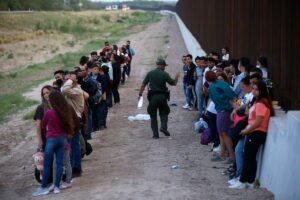 Corte Suprema de EE.UU. respalda medidas que bloquean solicitudes de asilo en la frontera con México