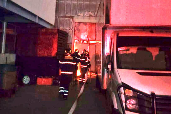 Incendio en bodega cerca del Mercado de Jamaica moviliza a bomberos y fuerzas federales