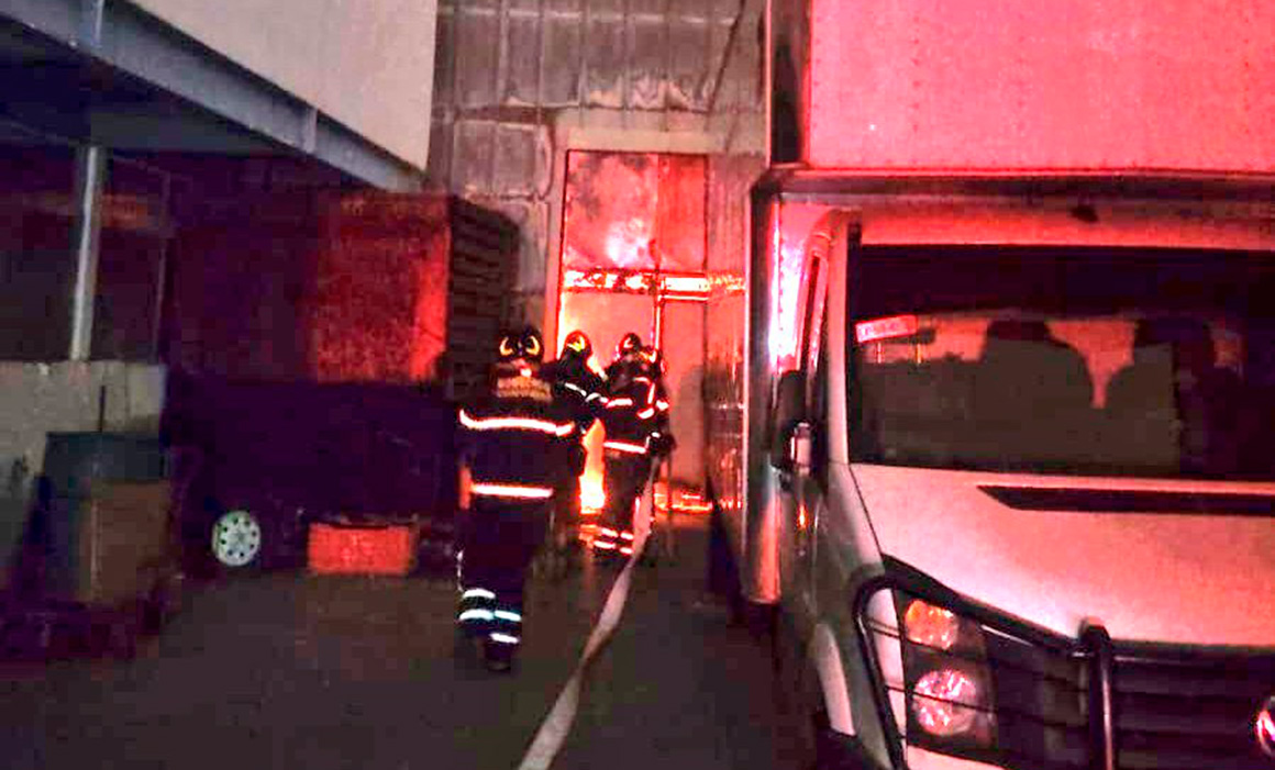 Incendio en bodega cerca del Mercado de Jamaica moviliza a bomberos y fuerzas federales