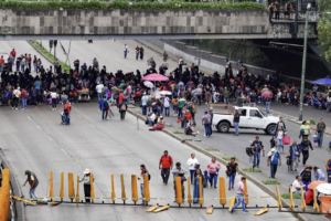 Enfrentamientos en el Zócalo durante huelga nacional de la CNTE; gobierno condena violencia de provocadores