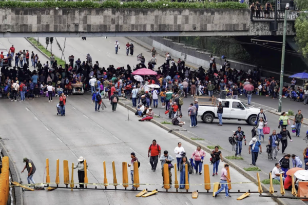 Enfrentamientos en el Zócalo durante huelga nacional de la CNTE; gobierno condena violencia de provocadores