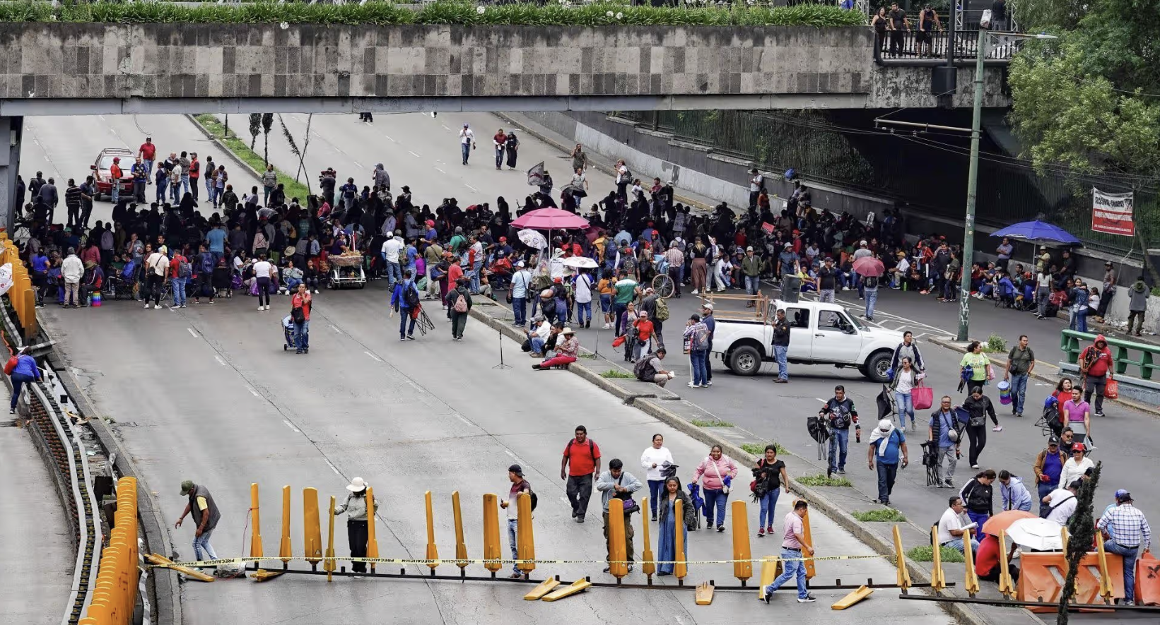 Enfrentamientos en el Zócalo durante huelga nacional de la CNTE; gobierno condena violencia de provocadores