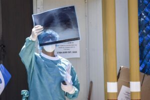 Imponen multa de 60 millones de pesos a empresas por acuerdos ilegales en licitaciones de radiografías