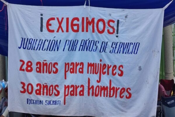 CNTE toma aeropuertos, plantas de Pemex y casetas; gobierno propone fortalecer PENSIONISSSTE