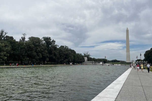 Trump denuncia vandalismo en el Estanque Reflectante de Washington; arrestan a exatleta olímpico